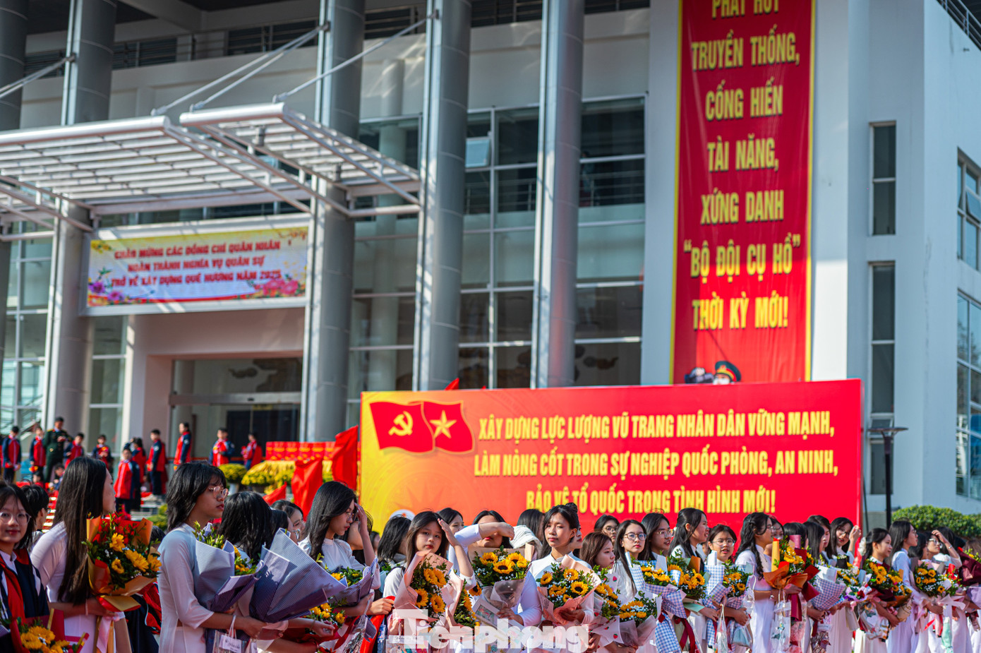 Nhiều học sinh tại các trường học trên địa bàn thành phố Hạ Long cùng đến tham gia lễ đón quân nhân hoàn thành nghĩa vụ quân sự.