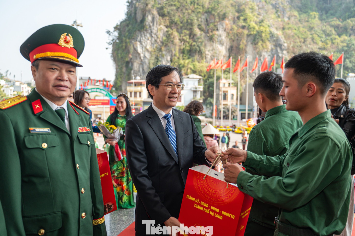 Đến trực tiếp tại buổi lễ đón các chiến sĩ, Bí thư Thành ủy Hạ Long Vũ Quyết Tiến tặng quà chúc mừng các chiến sĩ hoàn thành 2 năm phục vụ trong quân ngũ.