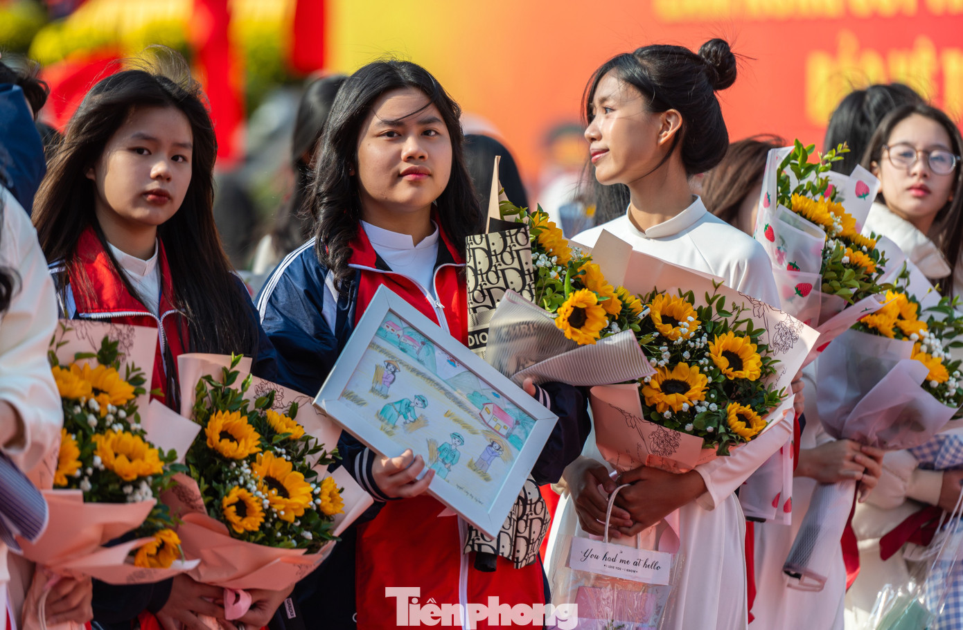 "Em rất tự hào khi được cùng các bạn tham dự lễ đón các quân nhân trở về xây dựng quê hương. Trước đó, em vẽ bức tranh chiến sĩ bộ đội cùng người dân thu hoạch lúa để tặng các chiến sĩ", Nguyễn Thu Hương chia sẻ.