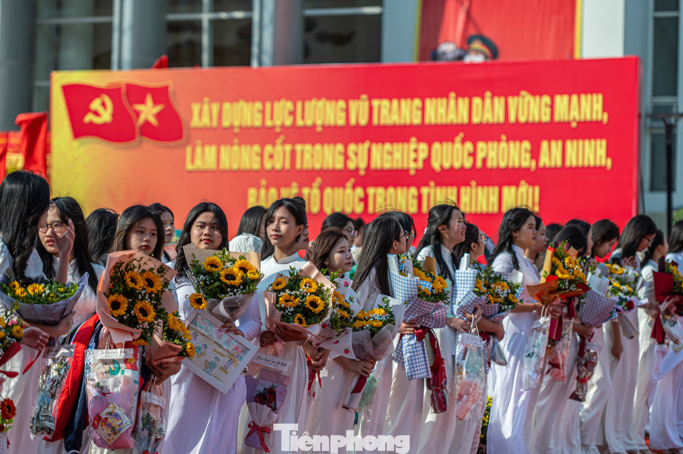 Nhiều học sinh tại các trường học trên địa bàn thành phố Hạ Long cùng đến tham gia lễ đón quân nhân hoàn thành nghĩa vụ quân sự.