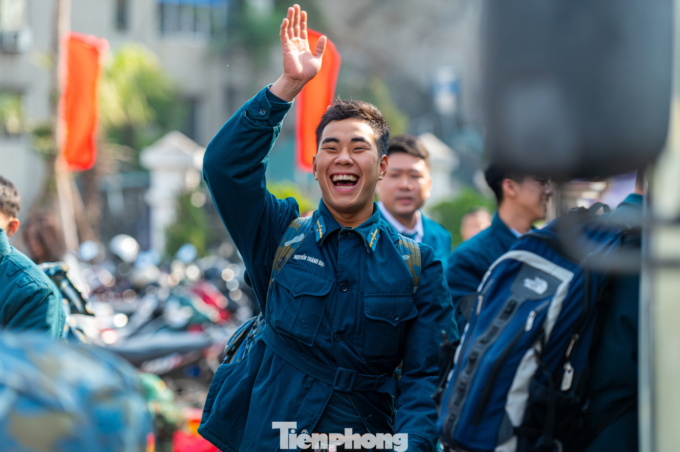 Chiến sĩ Nguyễn Thành Đạt hân hoan khi được trở về với người thân và gia đình sau 2 năm rèn luyện trong quân ngũ. "Đây là thanh xuân tươi đẹp nhất của thế hệ thanh niên trẻ chúng em khi được khoác lên mình màu xanh của áo lính", Đạt chia sẻ.