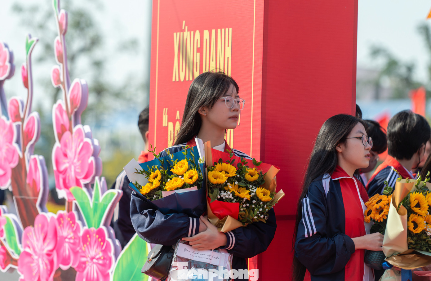 Nhiều học sinh tại các trường học trên địa bàn thành phố Hạ Long cùng đến tham gia lễ đón quân nhân hoàn thành nghĩa vụ quân sự.