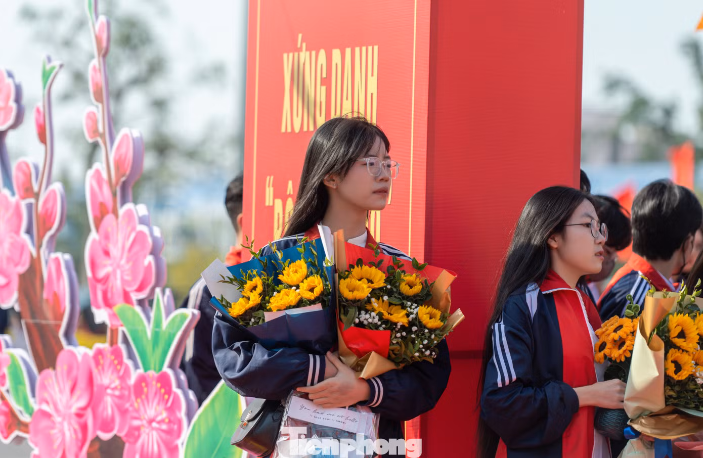 Nhiều học sinh tại các trường học trên địa bàn thành phố Hạ Long cùng đến tham gia lễ đón quân nhân hoàn thành nghĩa vụ quân sự.
