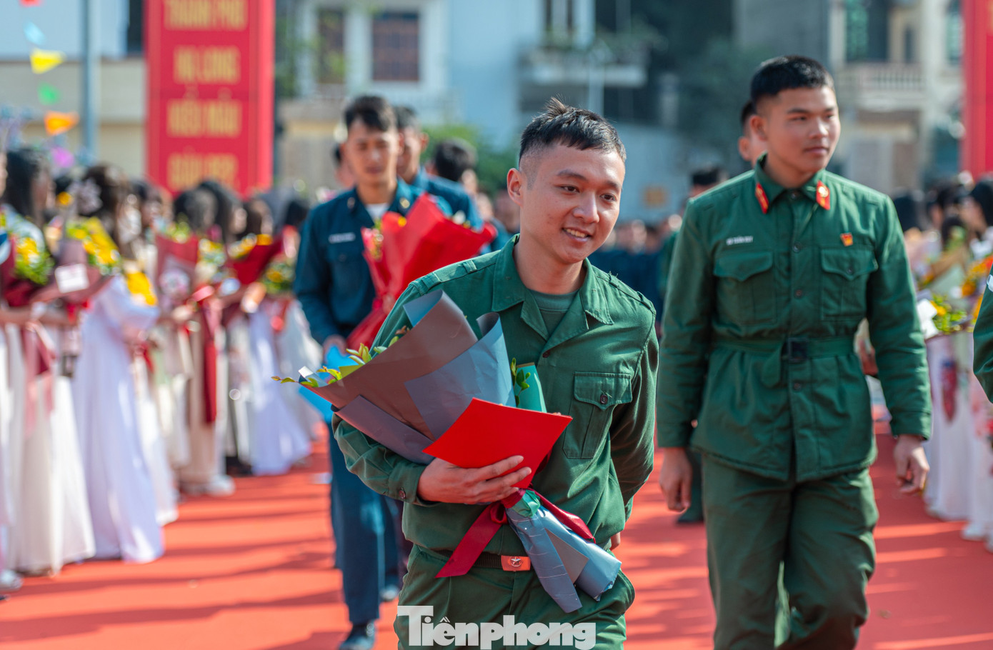 Với thông điệp "Tự hào ngày trở về", tại chương trình, thành phố Hạ Long đã đón nhận quân nhân xuất ngũ trở về địa phương trong niềm vui, hân hoan phấn khởi của gia đình, cấp ủy, chính quyền và Nhân dân địa phương.