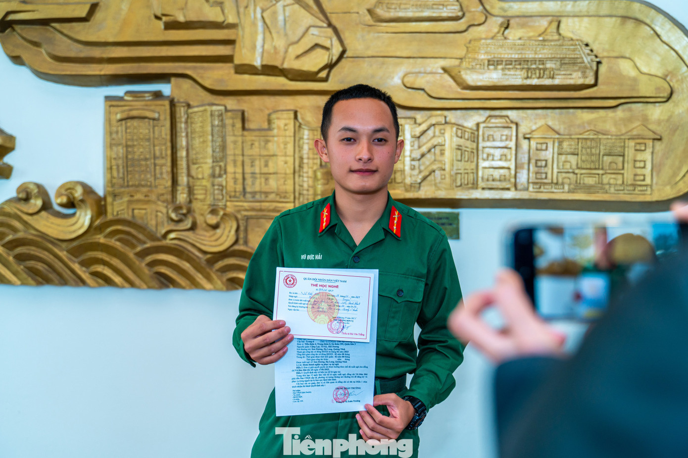 Vũ Đức Hải - nguyên Tiểu đội trưởng, Đại đội 1, tiểu đoàn 4, Trung đoàn 8, Sư đoàn 395 xúc động chia sẻ cách đây 2 năm theo tiếng gọi thiêng liêng của Tổ quốc, Hải viết đơn tình nguyện lên đường nhập ngũ, sau quá trình học tập, rèn luyện.