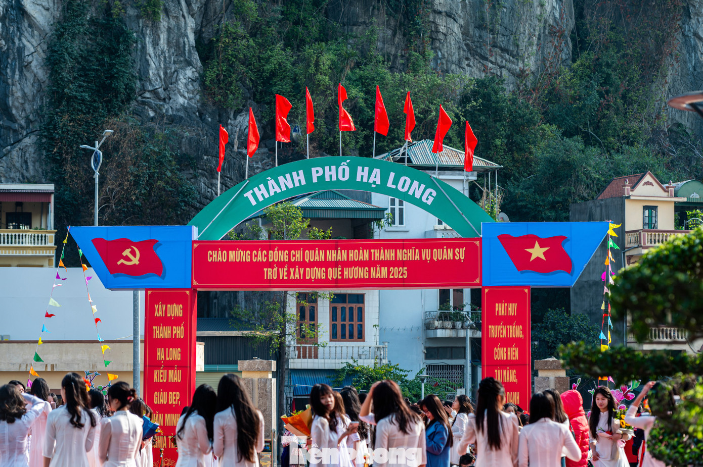 Sáng 17/1, tại Trung tâm tổ chức hội nghị tỉnh Quảng Ninh, Thành phố Hạ Long tổ chức đón gần 400 thanh niên là quân nhân hoàn thành nghĩa vụ quân sự trở về xây dựng quê hương.