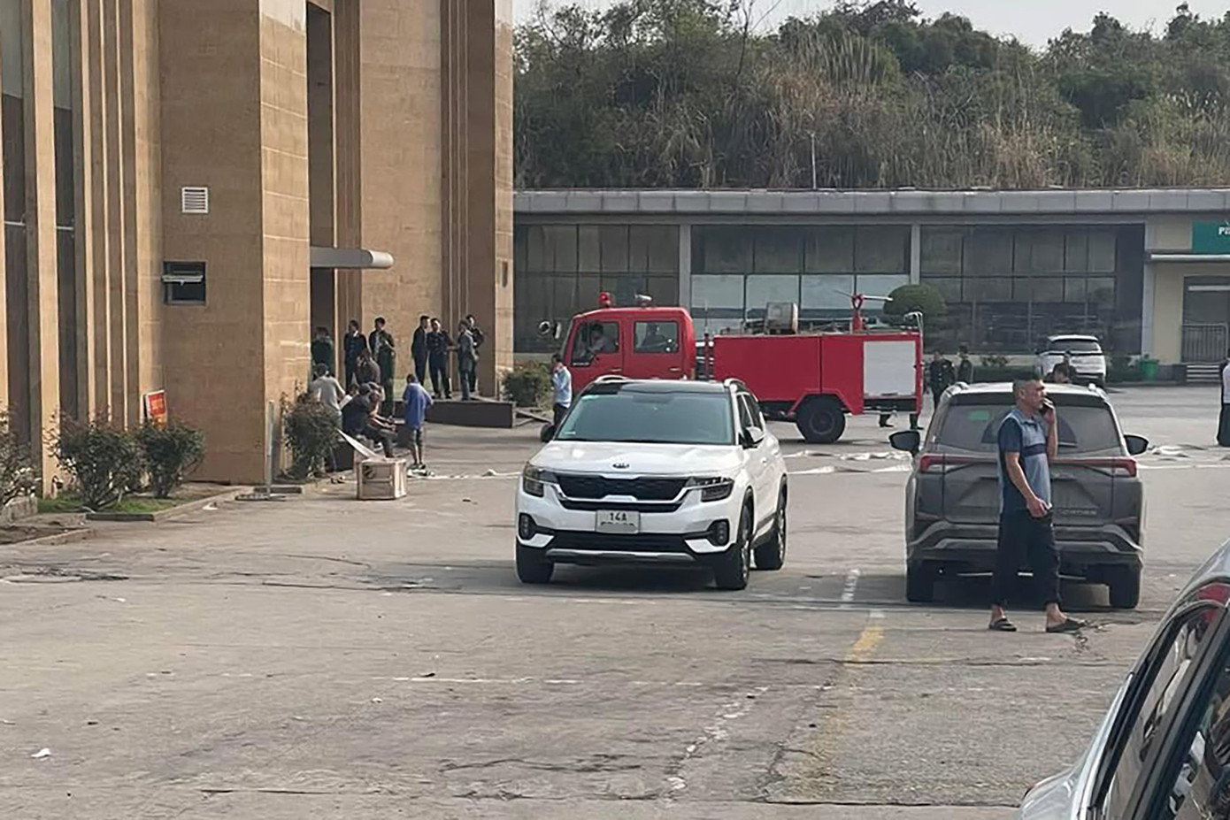 Lực lượng PCCC TP Móng Cái cử xe chữa cháy và cán bộ đến để khống chế đám cháy. Lực lượng PCCC TP Móng Cái cử xe chữa cháy và cán bộ đến để khống chế đám cháy.