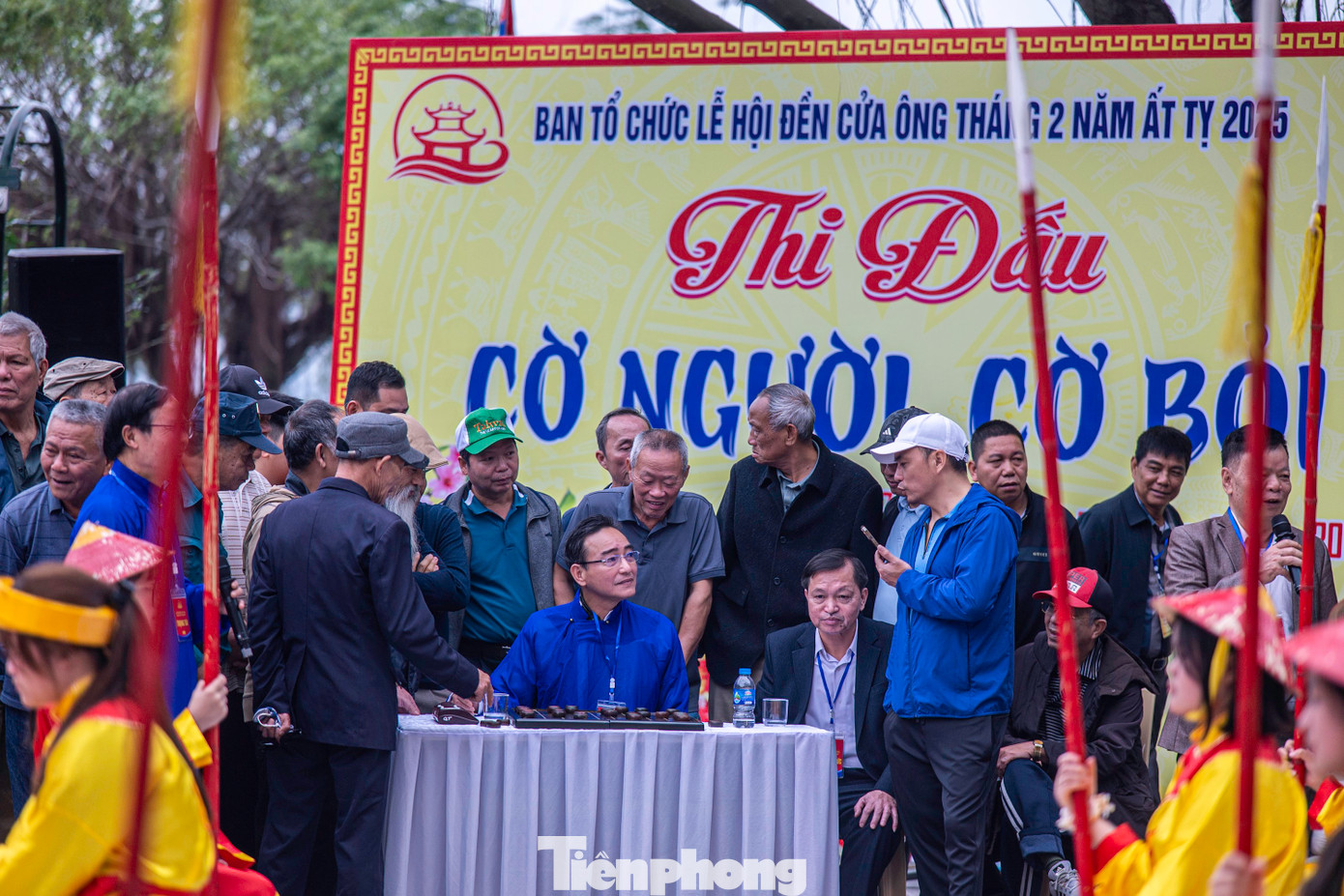 Trong đó nhiều người dân và du khách ấn tượng với trò chơi cờ người, cờ bỏi.