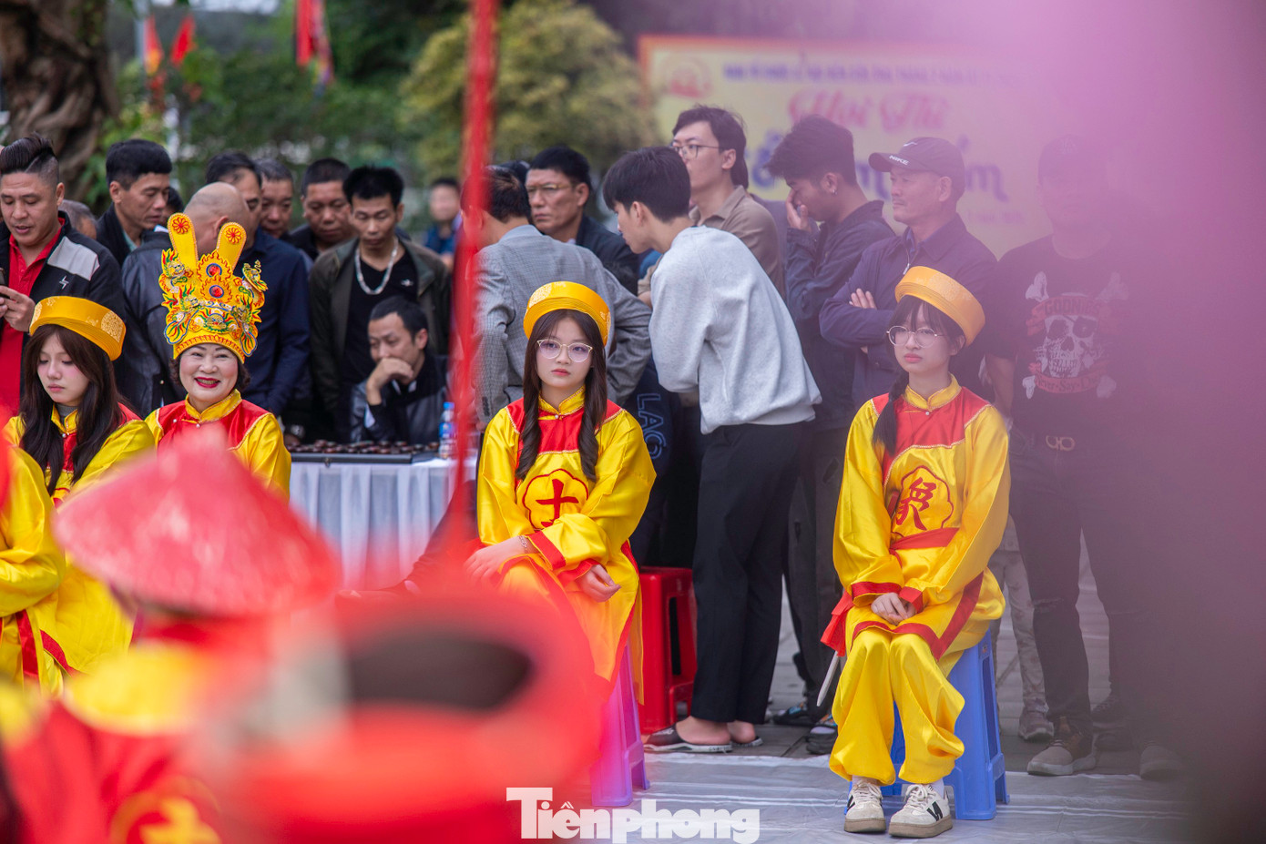 Cờ người là tên gọi khác của môn Cờ tướng, do người đóng thế thành các quân cờ, mỗi ván cờ gồm 32 quân, chia thành 2 phe mặc quần áo theo 2 màu để phân biệt. Hai tướng (tướng ông và tướng bà) là những người có ngoại hình đẹp nhất và nổi bật nhất trong số 32 quân cờ.