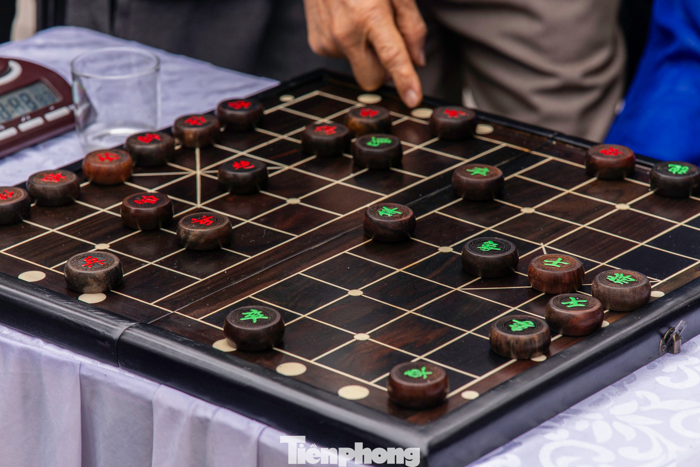 Cờ người là tên gọi khác của môn Cờ tướng, do người đóng thế thành các quân cờ, mỗi ván cờ gồm 32 quân, chia thành 2 phe mặc quần áo theo 2 màu để phân biệt. Hai tướng (tướng ông và tướng bà) là những người có ngoại hình đẹp nhất và nổi bật nhất trong số 32 quân cờ.