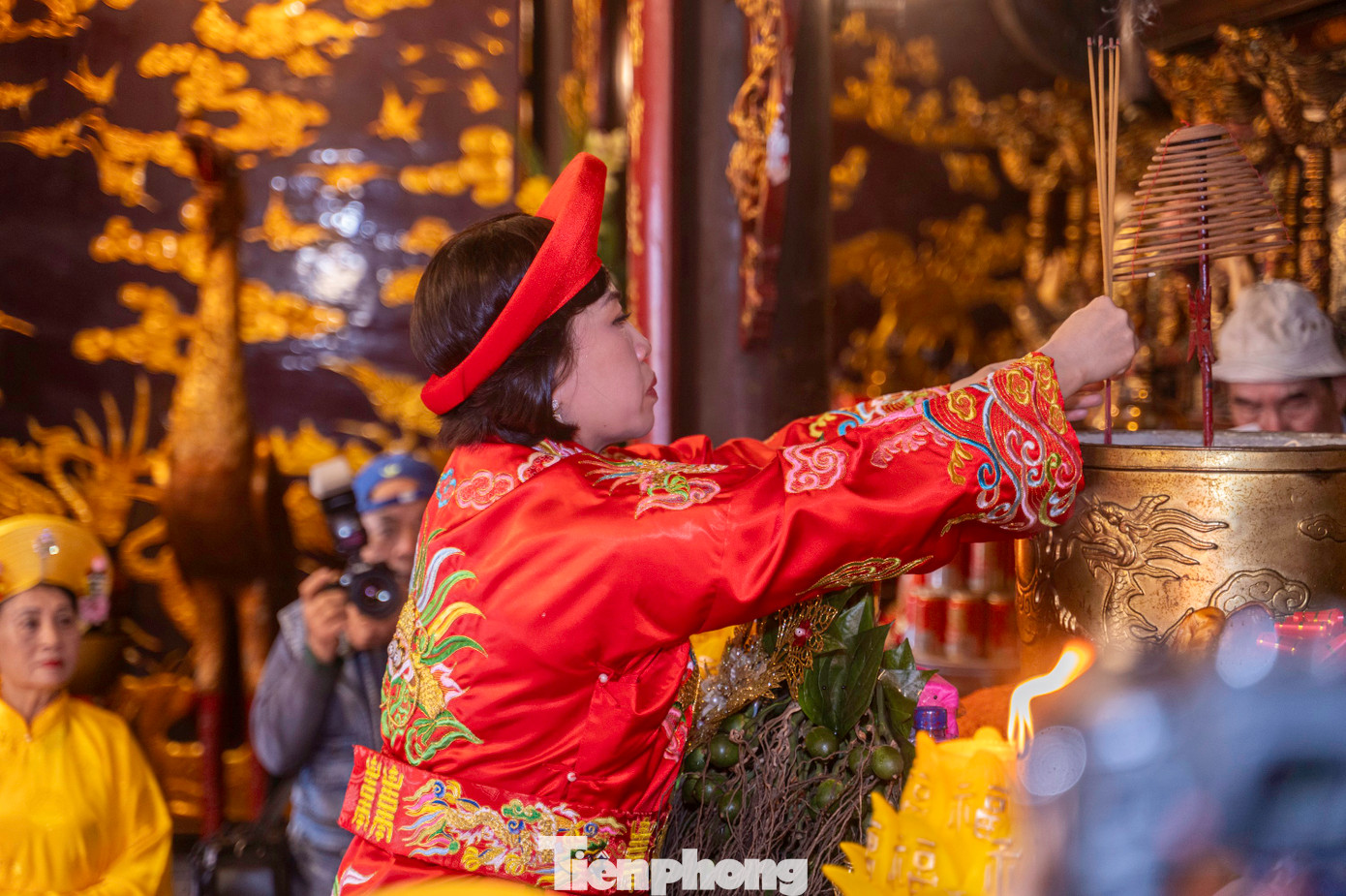 Trao đổi với báo Tiền Phong, ông Phạm Văn Kính, Phó Chủ tịch UBND TP Cẩm Phả, Trưởng ban tổ chức Lễ hội đền Cửa Ông, cho biết khác với mọi năm lễ khai mạc năm nay được tổ chức gói gọn tại Đền Thượng với đầy đủ các nghi thức đánh trống, chiêng khai hội, thắp hương tưởng nhớ công lao của Đức Ông và các tướng lĩnh nhà Trần, đọc trúc văn, các nghi thức Lễ tế Đức Ông Hưng Nhượng Đại Vương Trần Quốc Tảng và các nhân thần tại đền Thượng, Lễ tế Thánh Mẫu tại đền Mẫu, Lễ Dâng hương Trung Thiên Long Mẫu diễn ra trang nghiêm.