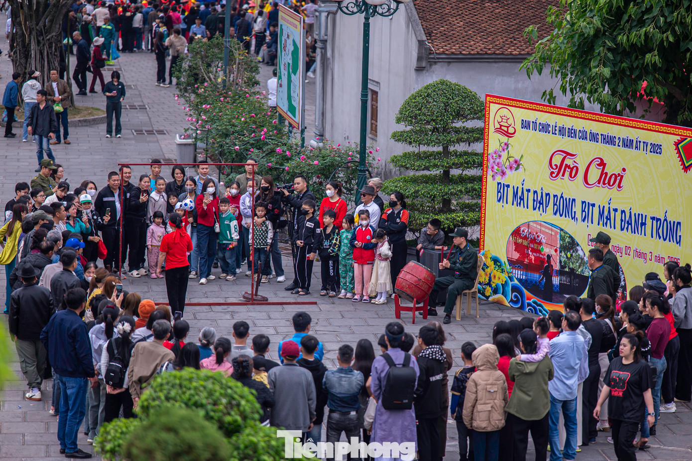 "Năm nay dù không tổ chức rước nhưng có nhiều hoạt động, trò chơi dân gian ngay quảng trường trước đền. Nhiều trò chơi dân gian từ xa xưa được phục dựng lại", chị Phương chia sẻ.