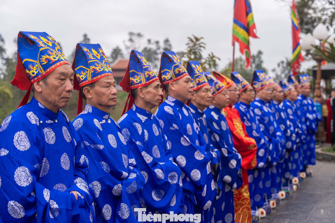 Trao đổi với báo Tiền Phong, ông Phạm Văn Kính, Phó Chủ tịch UBND TP Cẩm Phả, Trưởng ban tổ chức Lễ hội đền Cửa Ông, cho biết khác với mọi năm lễ khai mạc năm nay được tổ chức gói gọn tại Đền Thượng với đầy đủ các nghi thức đánh trống, chiêng khai hội, thắp hương tưởng nhớ công lao của Đức Ông và các tướng lĩnh nhà Trần, đọc trúc văn, các nghi thức Lễ tế Đức Ông Hưng Nhượng Đại Vương Trần Quốc Tảng và các nhân thần tại đền Thượng, Lễ tế Thánh Mẫu tại đền Mẫu, Lễ Dâng hương Trung Thiên Long Mẫu diễn ra trang nghiêm.