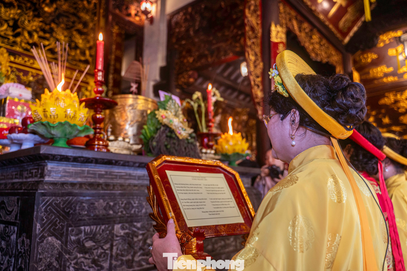 Trao đổi với báo Tiền Phong, ông Phạm Văn Kính, Phó Chủ tịch UBND TP Cẩm Phả, Trưởng ban tổ chức Lễ hội đền Cửa Ông, cho biết khác với mọi năm lễ khai mạc năm nay được tổ chức gói gọn tại Đền Thượng với đầy đủ các nghi thức đánh trống, chiêng khai hội, thắp hương tưởng nhớ công lao của Đức Ông và các tướng lĩnh nhà Trần, đọc trúc văn, các nghi thức Lễ tế Đức Ông Hưng Nhượng Đại Vương Trần Quốc Tảng và các nhân thần tại đền Thượng, Lễ tế Thánh Mẫu tại đền Mẫu, Lễ Dâng hương Trung Thiên Long Mẫu diễn ra trang nghiêm.