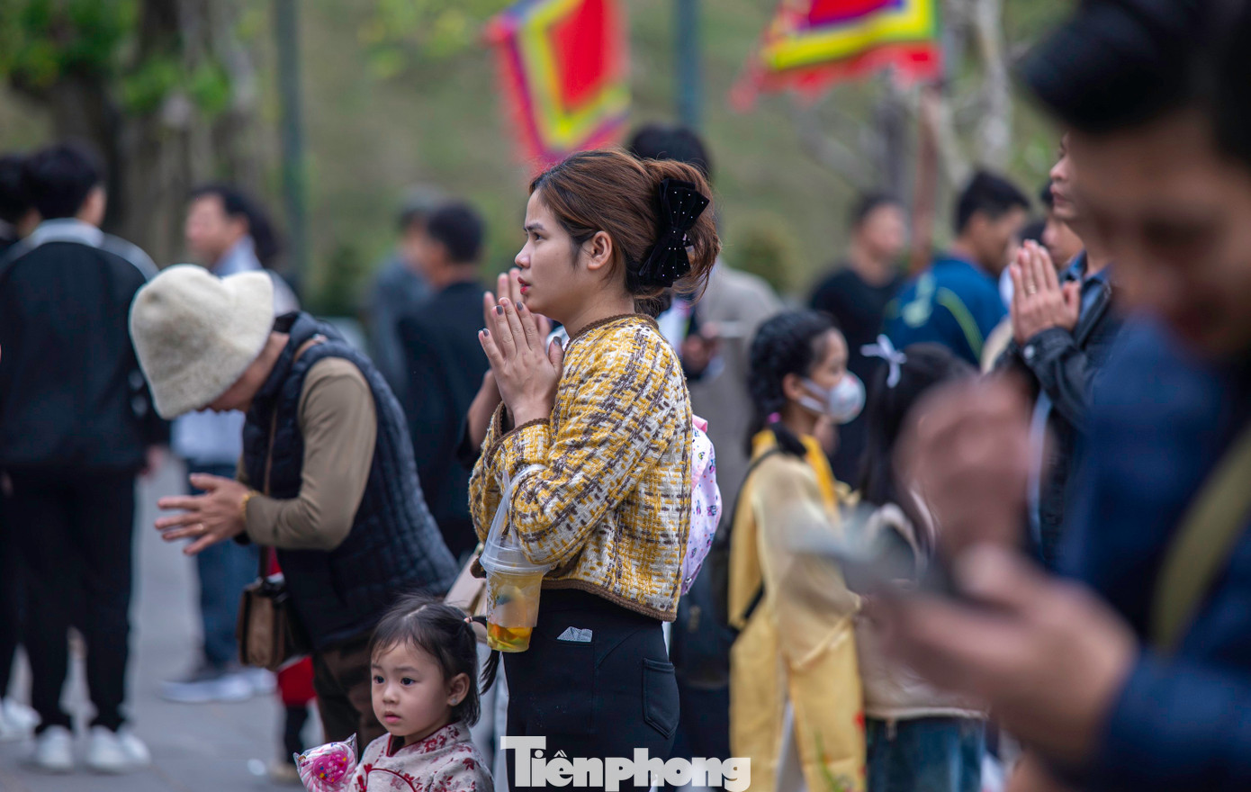 Theo thành phố Cẩm Phả, từ đầu năm 2025 đến nay, đền Cửa Ông đã đón được trên 100.000 lượt du khách đến chiêm bái. Riêng kỳ nghỉ Tết Nguyên đán Ất Tỵ 2025, đã có trên gần 15.600 lượt khách đến đây.