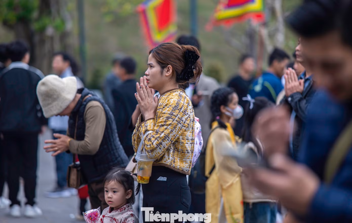 Theo thành phố Cẩm Phả, từ đầu năm 2025 đến nay, đền Cửa Ông đã đón được trên 100.000 lượt du khách đến chiêm bái. Riêng kỳ nghỉ Tết Nguyên đán Ất Tỵ 2025, đã có trên gần 15.600 lượt khách đến đây.