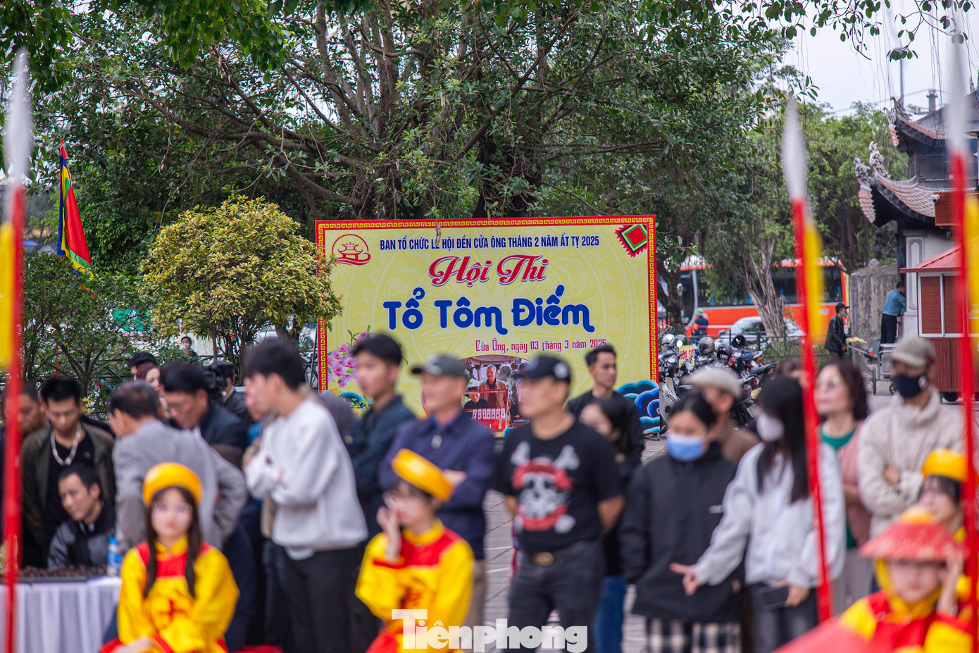 "Năm nay dù không tổ chức rước nhưng có nhiều hoạt động, trò chơi dân gian ngay quảng trường trước đền. Nhiều trò chơi dân gian từ xa xưa được phục dựng lại", chị Phương chia sẻ.