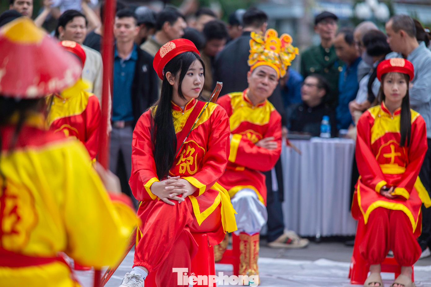 Cờ người là tên gọi khác của môn Cờ tướng, do người đóng thế thành các quân cờ, mỗi ván cờ gồm 32 quân, chia thành 2 phe mặc quần áo theo 2 màu để phân biệt. Hai tướng (tướng ông và tướng bà) là những người có ngoại hình đẹp nhất và nổi bật nhất trong số 32 quân cờ.