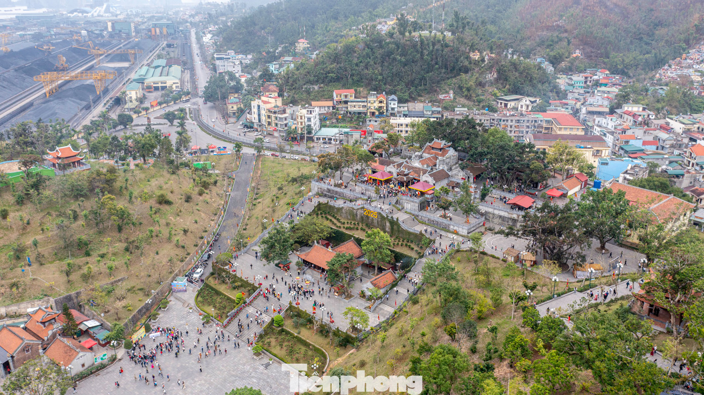 Di tích đền Cửa Ông – Cặp Tiên là một trong những di tích lịch sử văn hóa nhà Trần nổi tiếng vùng Đông Bắc, được công nhận là di tích quốc gia đặc biệt.