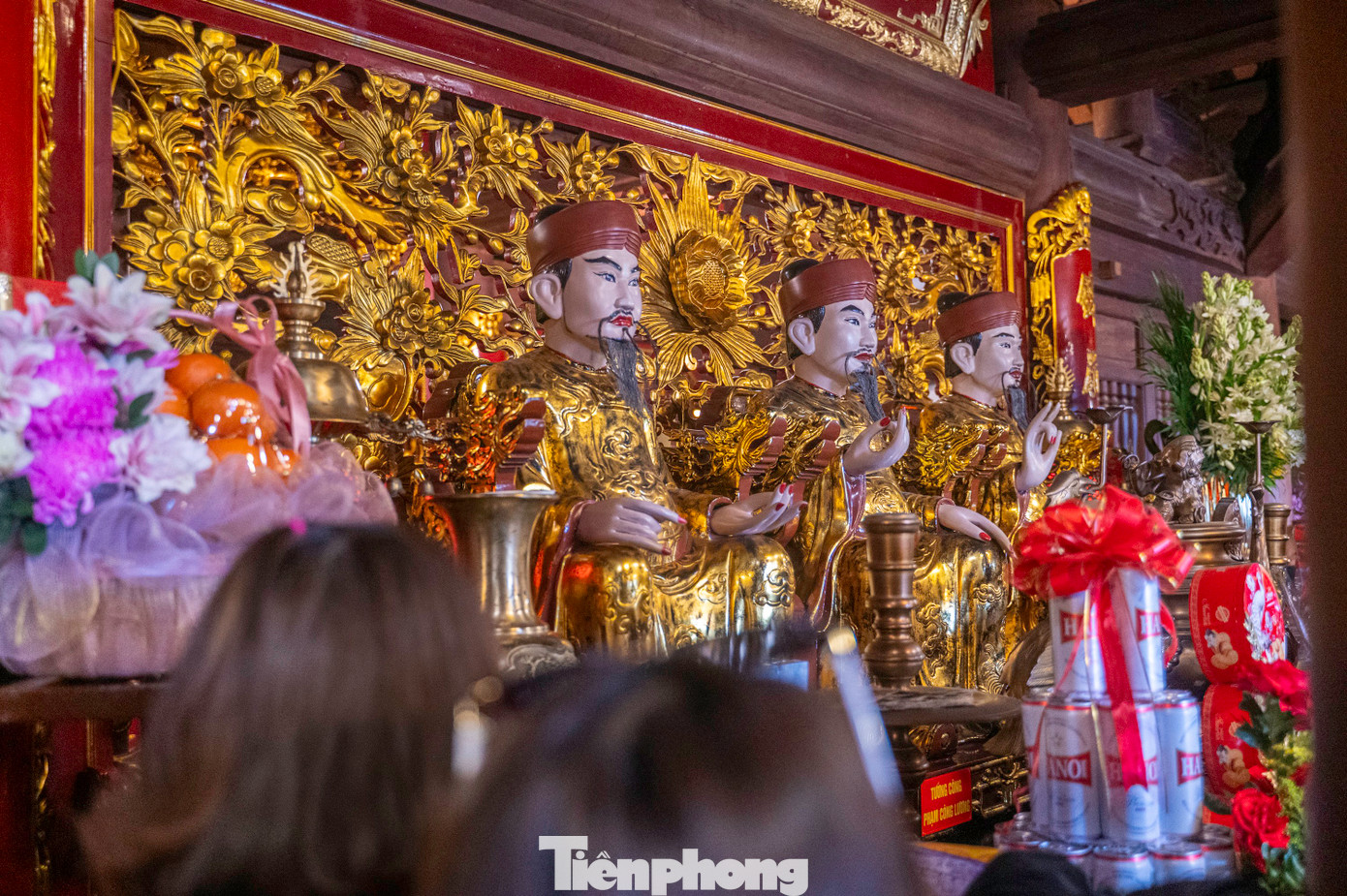 Đây là nơi duy nhất thờ đầy đủ gia thất của Hưng Đạo Đại Vương Trần Quốc Tuấn và các cận thần của ông với 34 pho tượng, được chạm trổ công phu, có giá trị nghệ thuật cao.