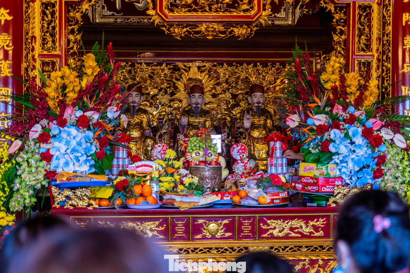 Đây là nơi duy nhất thờ đầy đủ gia thất của Hưng Đạo Đại Vương Trần Quốc Tuấn và các cận thần của ông với 34 pho tượng, được chạm trổ công phu, có giá trị nghệ thuật cao.