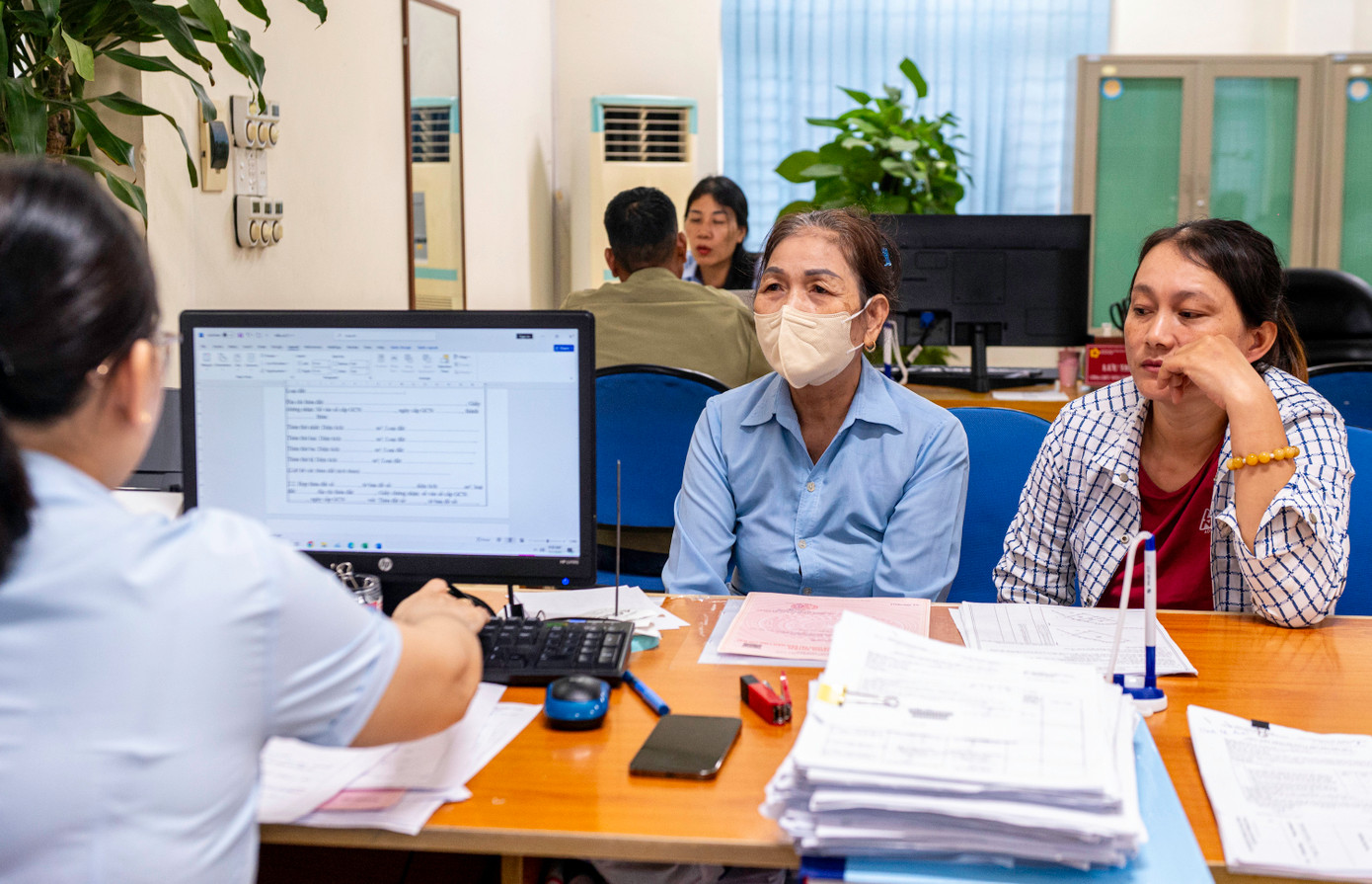 Theo bà, Nguyễn Thị Thanh, Phó Giám đốc Trung tâm Hành chính công Đặc khu Vân Đồn, ngày hôm nay là ngày đầu tiên hoạt động theo mô hình chính quyền hai cấp. Các thủ tục hành chính được triển khai đồng bộ, thông suốt. Ngoài điểm chính, Đặc khu Vân Đồn thành lập 7 điểm tiếp nhận vệ tinh tại các đảo và khu vực vùng sâu, vùng xa để giải quyết thủ tục cho công dân thuận lợi. Trong buổi sáng ngày làm việc đầu tiên, Hành chính công Đặc khu Vân Đồn đã tiếp nhận và giải quyết 230 hồ sơ cho người dân, gấp 3 lần so với trước đây.