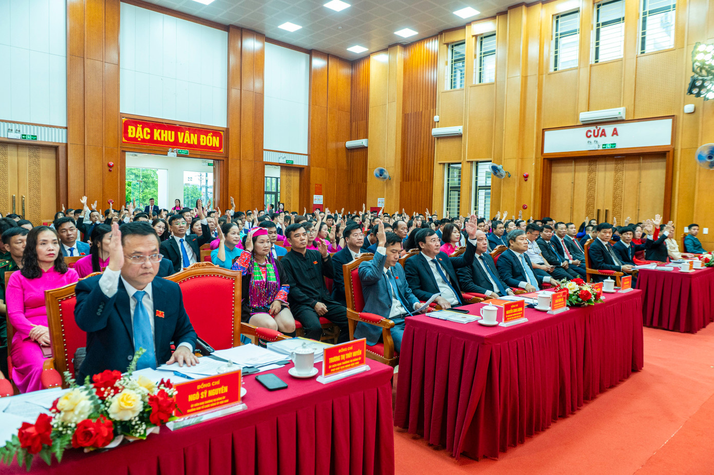 "Ngay từ đầu vận hành mô hình mới, phải định hình phong cách làm việc gần dân, sát dân, lấy người dân làm đối tượng trung tâm để cán bộ, công chức phục vụ. Cán bộ trong mô hình mới phải thay đổi tư duy, tác phong và kỹ năng, thích ứng nhanh với khoa học công nghệ, chuyển đổi số, xử lý công việc hiệu quả với yêu cầu quản lý đa ngành, đa lĩnh vực...", ông Huy phát biểu tại hội nghị.