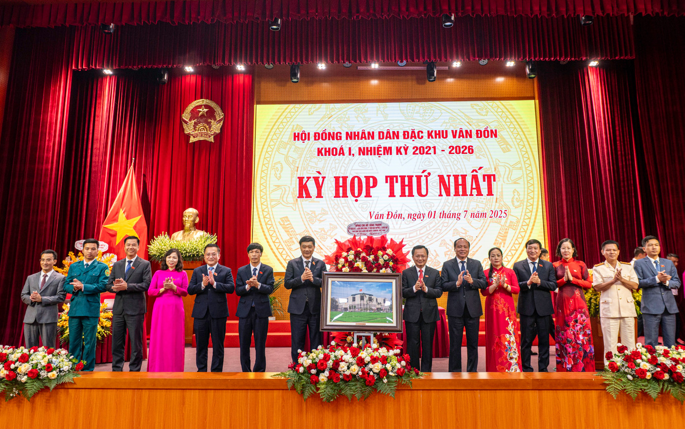 Ông Cao Tường Huy, Ủy viên Ban Thường vụ Tỉnh ủy, Bí thư Đảng ủy được chỉ định giữ chức Chủ tịch HĐND đặc khu; Ông Vũ Đức Hưởng, Phó Bí thư Đảng ủy được chỉ định giữ chức Chủ tịch UBND đặc khu, nhiệm kỳ 2021-2026. Phó chủ tịch Quốc hội, Vũ Hồng Thanh và Bí thư Tỉnh ủy Quảng Ninh, Vũ Đại Thắng tặng hoa chúc mừng các vị trí lãnh đạo chủ chốt của HĐND Đặc khu Vân Đồn.