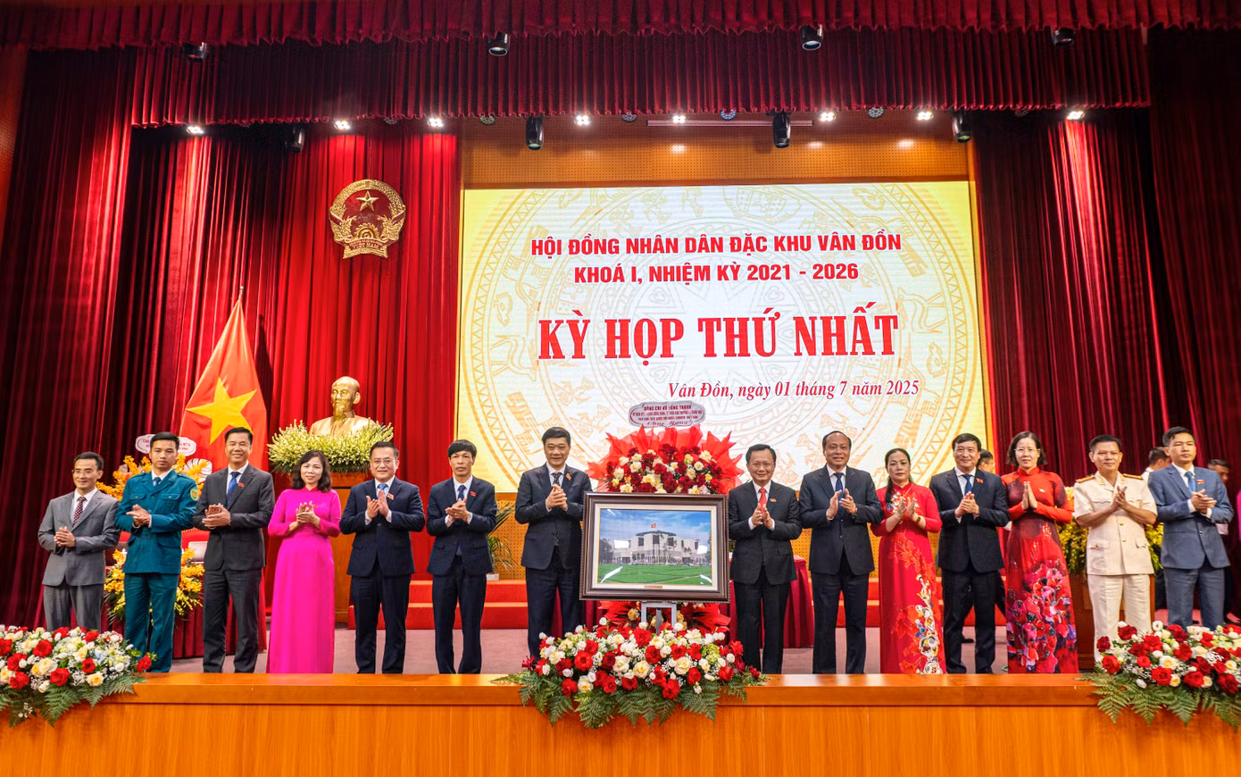 Ông Cao Tường Huy, Ủy viên Ban Thường vụ Tỉnh ủy, Bí thư Đảng ủy được chỉ định giữ chức Chủ tịch HĐND đặc khu; Ông Vũ Đức Hưởng, Phó Bí thư Đảng ủy được chỉ định giữ chức Chủ tịch UBND đặc khu, nhiệm kỳ 2021-2026. Phó chủ tịch Quốc hội, Vũ Hồng Thanh và Bí thư Tỉnh ủy Quảng Ninh, Vũ Đại Thắng tặng hoa chúc mừng các vị trí lãnh đạo chủ chốt của HĐND Đặc khu Vân Đồn.