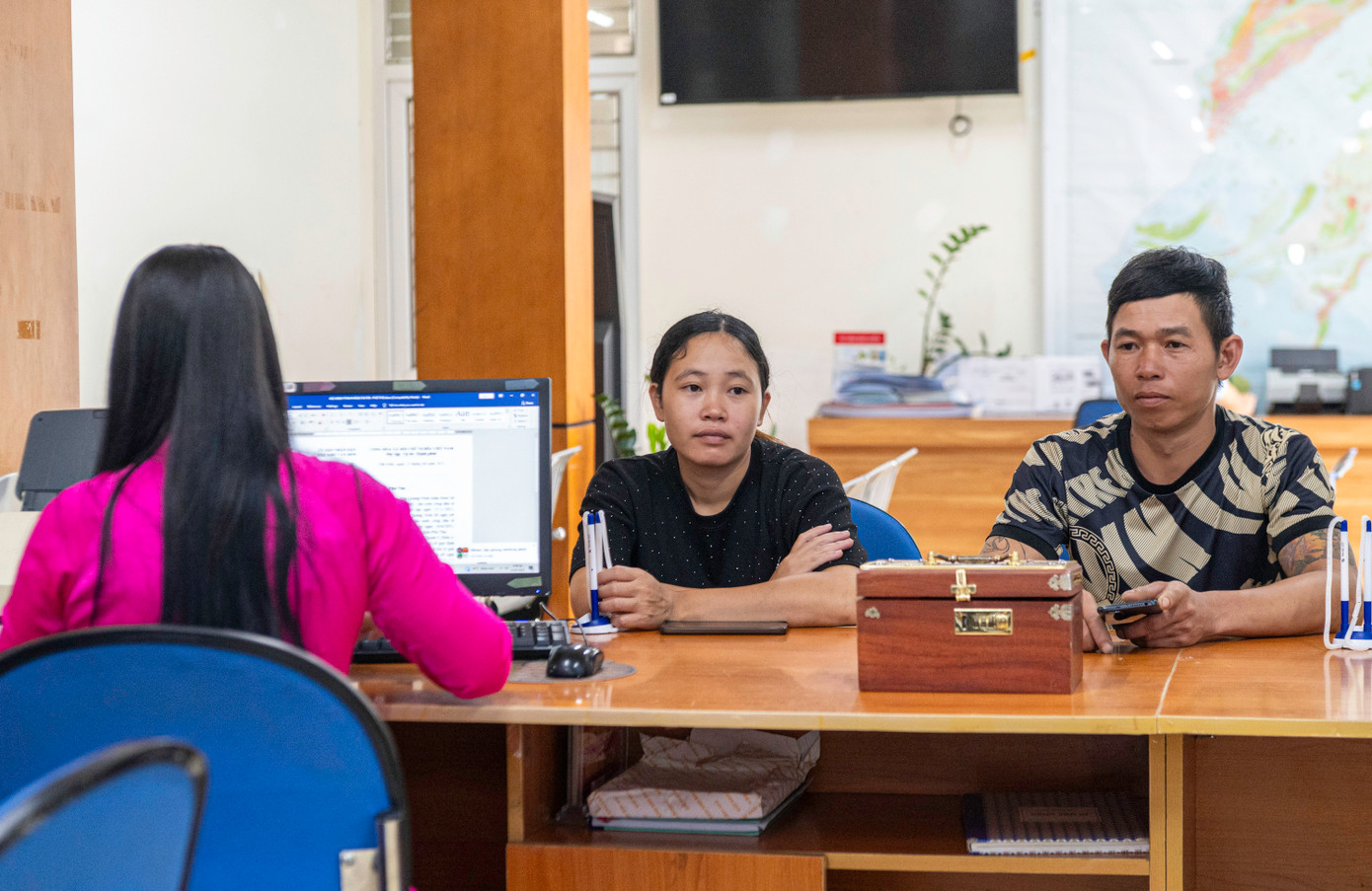 Theo bà, Nguyễn Thị Thanh, Phó Giám đốc Trung tâm Hành chính công Đặc khu Vân Đồn, ngày hôm nay là ngày đầu tiên hoạt động theo mô hình chính quyền hai cấp. Các thủ tục hành chính được triển khai đồng bộ, thông suốt. Ngoài điểm chính, Đặc khu Vân Đồn thành lập 7 điểm tiếp nhận vệ tinh tại các đảo và khu vực vùng sâu, vùng xa để giải quyết thủ tục cho công dân thuận lợi. Trong buổi sáng ngày làm việc đầu tiên, Hành chính công Đặc khu Vân Đồn đã tiếp nhận và giải quyết 230 hồ sơ cho người dân, gấp 3 lần so với trước đây.