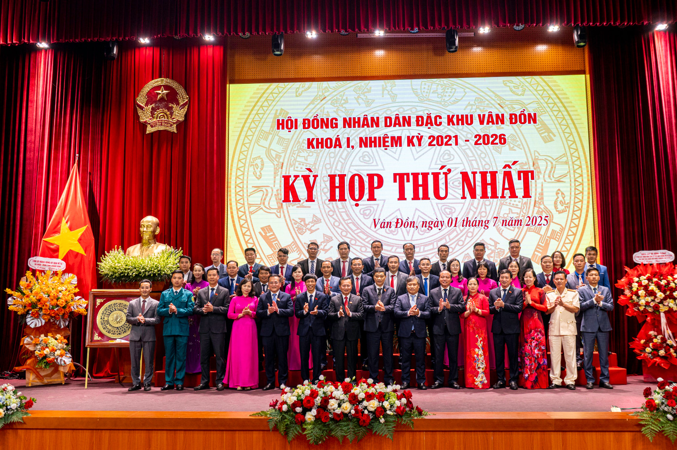 Tại kỳ họp, các đại biểu HĐND Đặc khu Vân Đồn đã nhất trí tiến hành công bố các Nghị quyết của Thường trực HĐND tỉnh về việc chỉ định Chủ tịch, Phó Chủ tịch, Trưởng các Ban của HĐND đặc khu Vân Đồn; chỉ định Chủ tịch, Phó Chủ tịch UBND đặc khu Vân Đồn.