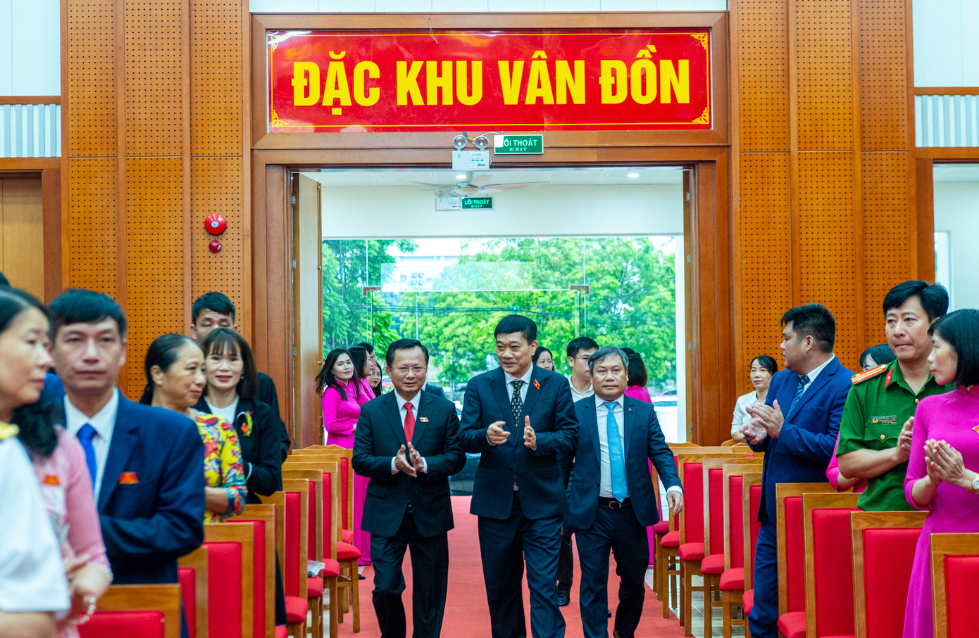 Tham dự kỳ họp HĐND đầu tiên Đặc khu Vân Đồn có ông Vũ Hồng Thanh, Phó Chủ tịch Quốc hội; ông Vũ Đại Thắng, Bí thư Tỉnh ủy Quảng Ninh.