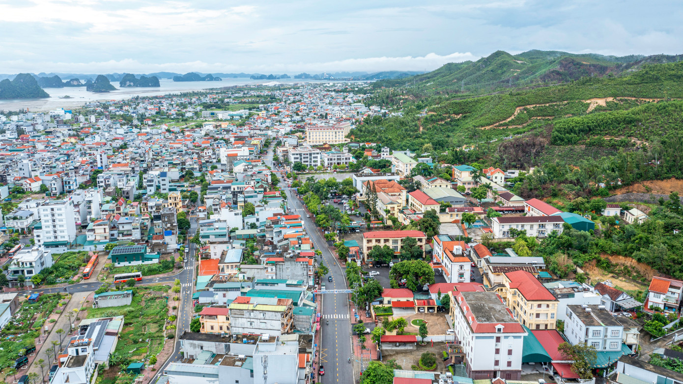 Thực hiện Nghị quyết số 1679/NQ-UBTVQH15 của UBTVQH về việc sắp xếp các đơn vị hành chính cấp xã của tỉnh Quảng Ninh năm 2025, đặc khu Vân Đồn được thành lập trên cơ sở sắp xếp toàn bộ diện tích tự nhiên, quy mô dân số của thị trấn Cái Rồng và các xã Bản Sen, Bình Dân, Đài Xuyên, Đoàn Kết, Đông Xá, Hạ Long, Minh Châu, Ngọc Vừng, Quan Lạn, Thắng Lợi, Vạn Yên. Đặc khu Vân Đồn sau sắp xếp có diện tích tự nhiên 583,92 km2, là đặc khu có diện tích lớn nhất cả nước.