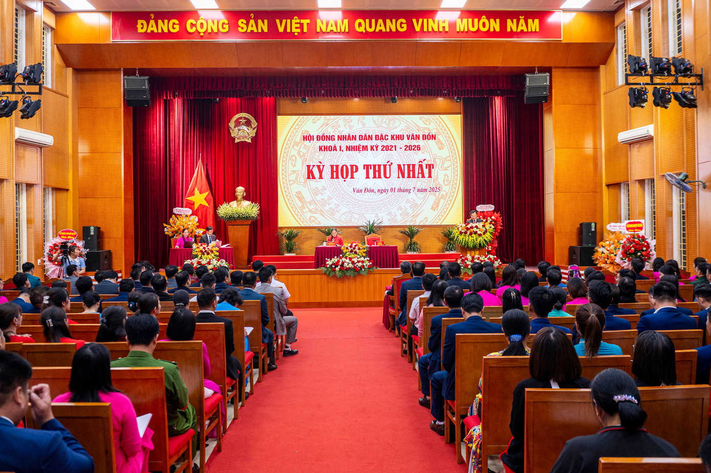 Sáng 1/7, cùng với cả nước, HĐND Đặc khu Vân Đồn, khóa 1, nhiệm kỳ 2021- 2026 tổ chức phiên họp thứ 1 để công bố Nghị quyết của Thường trực HĐND tỉnh về chỉ định các chức danh chủ chốt HĐND, UBND đặc khu Vân Đồn và quyết nghị một số nội dung quan trọng khác thuộc thẩm quyền của HĐND đặc khu.