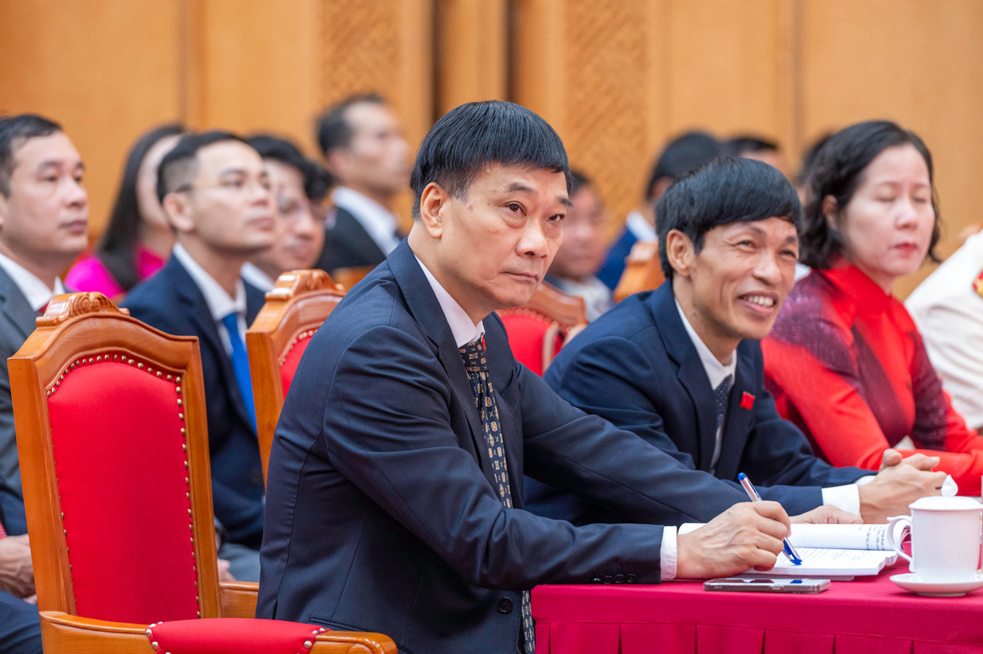 Tham dự kỳ họp HĐND đầu tiên Đặc khu Vân Đồn có ông Vũ Hồng Thanh, Phó Chủ tịch Quốc hội; ông Vũ Đại Thắng, Bí thư Tỉnh ủy Quảng Ninh.