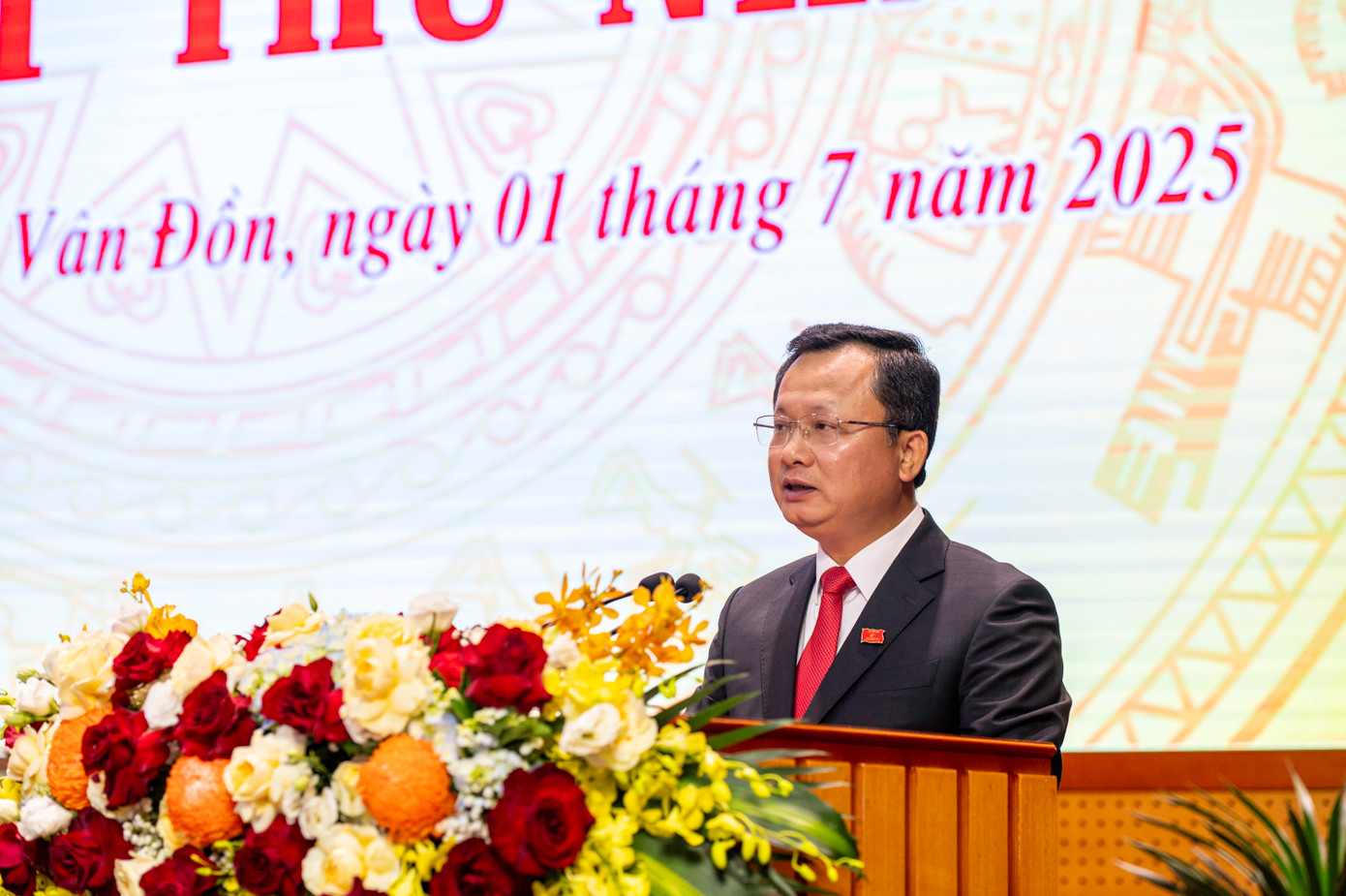 Phát biểu nhận nhiệm vụ, ông Cao Tường Huy, Bí thư, Chủ tịch HĐND Đặc khu Vân Đồn, chia sẻ việc thành lập Đặc khu Vân Đồn trong bối cảnh thực hiện sắp xếp, tinh gọn tổ chức bộ máy và xây dựng mô hình chính quyền địa phương hai cấp là dấu mốc lịch sử đặc biệt quan trọng của đất nước.