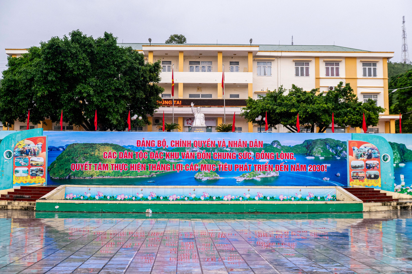 Với vị trí địa kinh tế chiến lược cùng hạ tầng được đầu tư đồng bộ, hiện đại, Vân Đồn được Trung ương, tỉnh xác định là khu kinh tế biển đa ngành, đa lĩnh vực, trung tâm công nghiệp giải trí có casino, du lịch biển – đảo cao cấp, dịch vụ tổng hợp và là cửa ngõ giao thương quốc tế. Hiện Trung ương đang cho phép xây dựng đề án thí điểm cơ chế, chính sách đặc thù phát triển đặc khu kinh tế Vân Đồn mang tính đột phá về tài chính, đầu tư, tổ chức bộ máy.