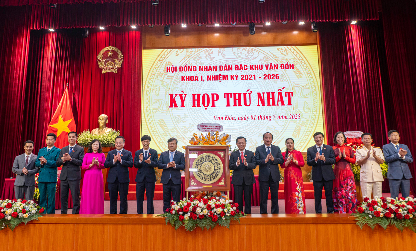 Ông Cao Tường Huy, Ủy viên Ban Thường vụ Tỉnh ủy, Bí thư Đảng ủy được chỉ định giữ chức Chủ tịch HĐND đặc khu; Ông Vũ Đức Hưởng, Phó Bí thư Đảng ủy được chỉ định giữ chức Chủ tịch UBND đặc khu, nhiệm kỳ 2021-2026. Phó chủ tịch Quốc hội, Vũ Hồng Thanh và Bí thư Tỉnh ủy Quảng Ninh, Vũ Đại Thắng tặng hoa chúc mừng các vị trí lãnh đạo chủ chốt của HĐND Đặc khu Vân Đồn.