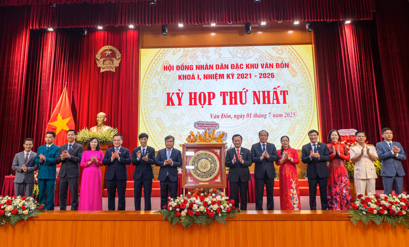 Ông Cao Tường Huy, Ủy viên Ban Thường vụ Tỉnh ủy, Bí thư Đảng ủy được chỉ định giữ chức Chủ tịch HĐND đặc khu; Ông Vũ Đức Hưởng, Phó Bí thư Đảng ủy được chỉ định giữ chức Chủ tịch UBND đặc khu, nhiệm kỳ 2021-2026. Phó chủ tịch Quốc hội, Vũ Hồng Thanh và Bí thư Tỉnh ủy Quảng Ninh, Vũ Đại Thắng tặng hoa chúc mừng các vị trí lãnh đạo chủ chốt của HĐND Đặc khu Vân Đồn.