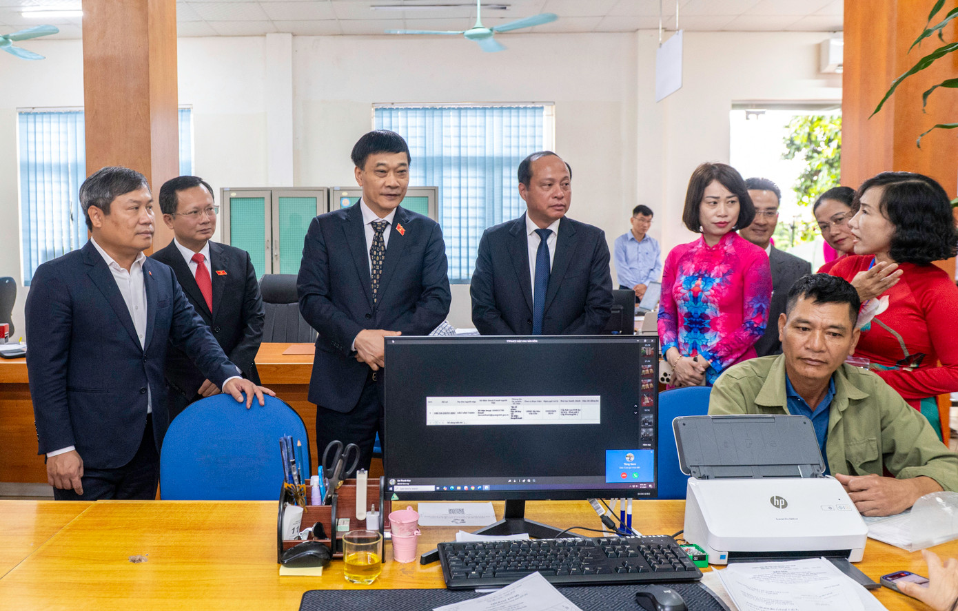 Ngay sau khi kết thúc kỳ họp thứ 1, HĐND Đặc khu Vân Đồn, Phó chủ tịch Quốc hội cùng Bí thư Tỉnh ủy Quảng Ninh đã đến kiểm tra mô hình hoạt động chính quyền hai cấp tại Trung tâm phục vụ Hành chính công Đặc khu Vân Đồn.