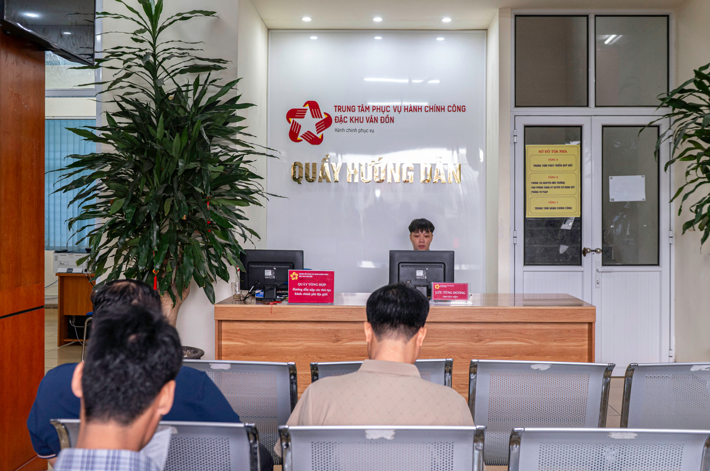 Theo bà, Nguyễn Thị Thanh, Phó Giám đốc Trung tâm Hành chính công Đặc khu Vân Đồn, ngày hôm nay là ngày đầu tiên hoạt động theo mô hình chính quyền hai cấp. Các thủ tục hành chính được triển khai đồng bộ, thông suốt. Ngoài điểm chính, Đặc khu Vân Đồn thành lập 7 điểm tiếp nhận vệ tinh tại các đảo và khu vực vùng sâu, vùng xa để giải quyết thủ tục cho công dân thuận lợi. Trong buổi sáng ngày làm việc đầu tiên, Hành chính công Đặc khu Vân Đồn đã tiếp nhận và giải quyết 230 hồ sơ cho người dân, gấp 3 lần so với trước đây.