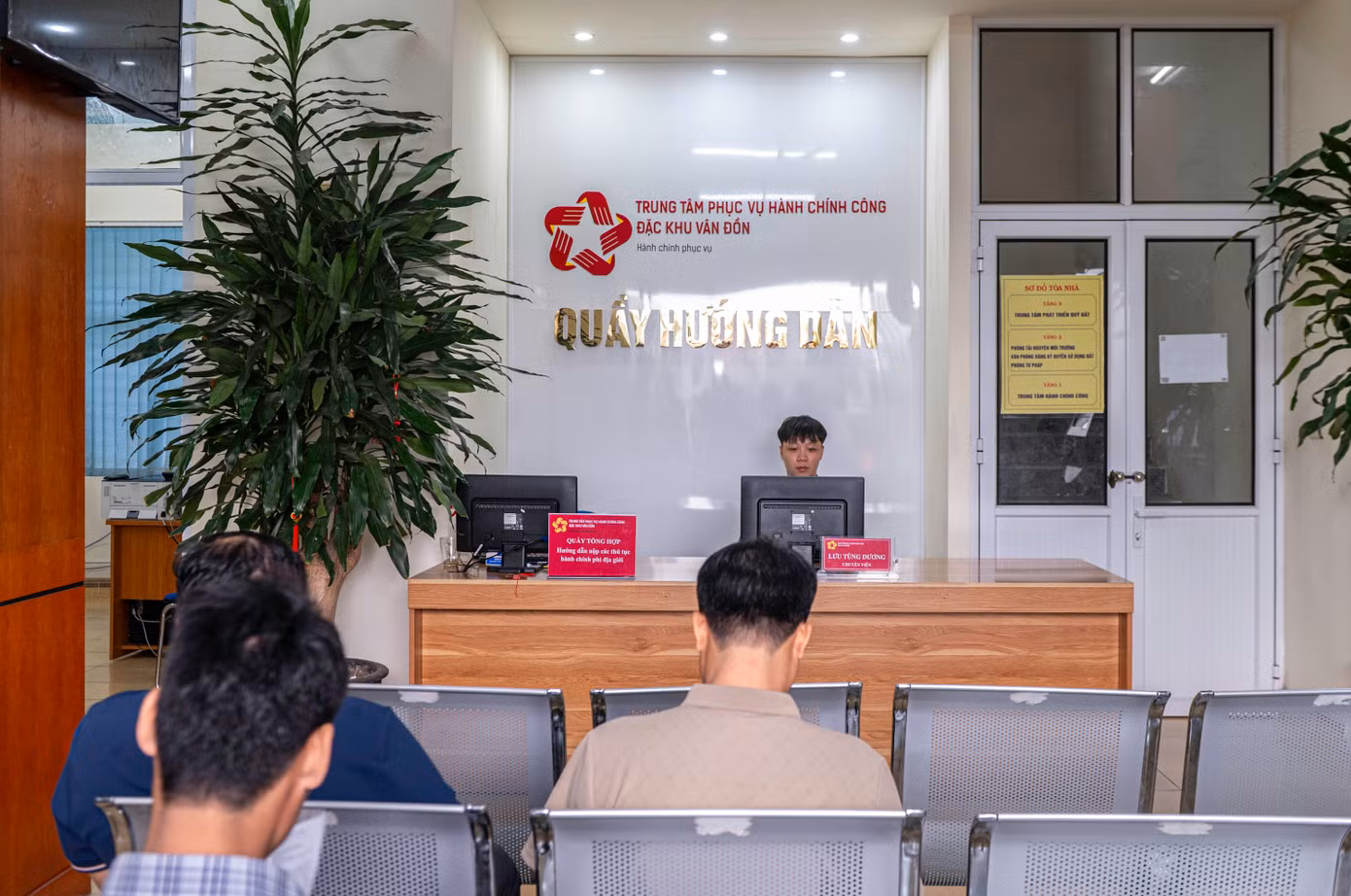 Theo bà, Nguyễn Thị Thanh, Phó Giám đốc Trung tâm Hành chính công Đặc khu Vân Đồn, ngày hôm nay là ngày đầu tiên hoạt động theo mô hình chính quyền hai cấp. Các thủ tục hành chính được triển khai đồng bộ, thông suốt. Ngoài điểm chính, Đặc khu Vân Đồn thành lập 7 điểm tiếp nhận vệ tinh tại các đảo và khu vực vùng sâu, vùng xa để giải quyết thủ tục cho công dân thuận lợi. Trong buổi sáng ngày làm việc đầu tiên, Hành chính công Đặc khu Vân Đồn đã tiếp nhận và giải quyết 230 hồ sơ cho người dân, gấp 3 lần so với trước đây.