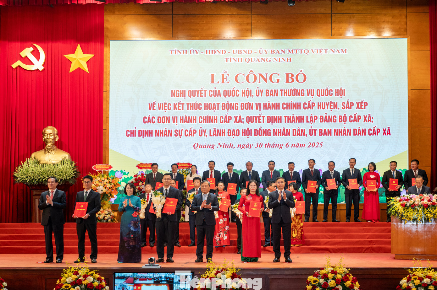 Tỉnh Quảng Ninh trao quyết định cho anh Nguyễn Thế Minh - Bí thư Đảng ủy xã cùng Phó Bí thư và Chủ tịch UBND xã Bình Liêu. Ảnh: Quốc Nam