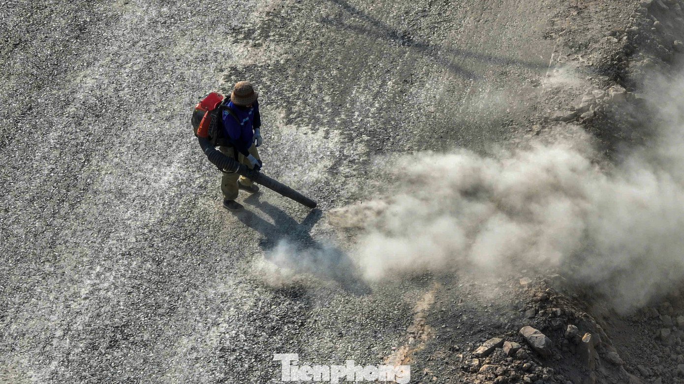 Ông Nguyễn Tiến Hiếu, Phó Tổng giám đốc Công ty CP 484 (nhà thầu phụ trách thi công toàn bộ phần đường), cho biết dự án gặp khó khăn lớn nhất là xử lý nền đất yếu và bù lún.