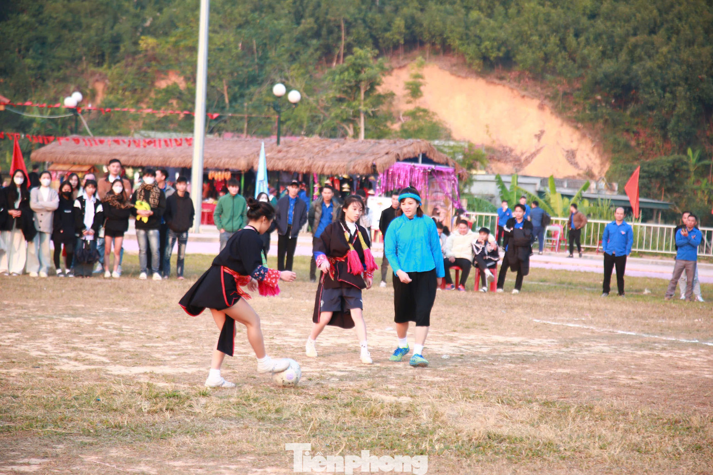 Với tinh thần giao hữu, học hỏi, hai đội bóng đã thu hút lượng lớn khán giả theo dõi. Bóng đá nữ là một trong những nét đặc sắc của đồng bào các dân tộc của Quảng Ninh tại các huyện Bình Liêu, Tiên Yên, Hải Hà và TP Móng Cái.