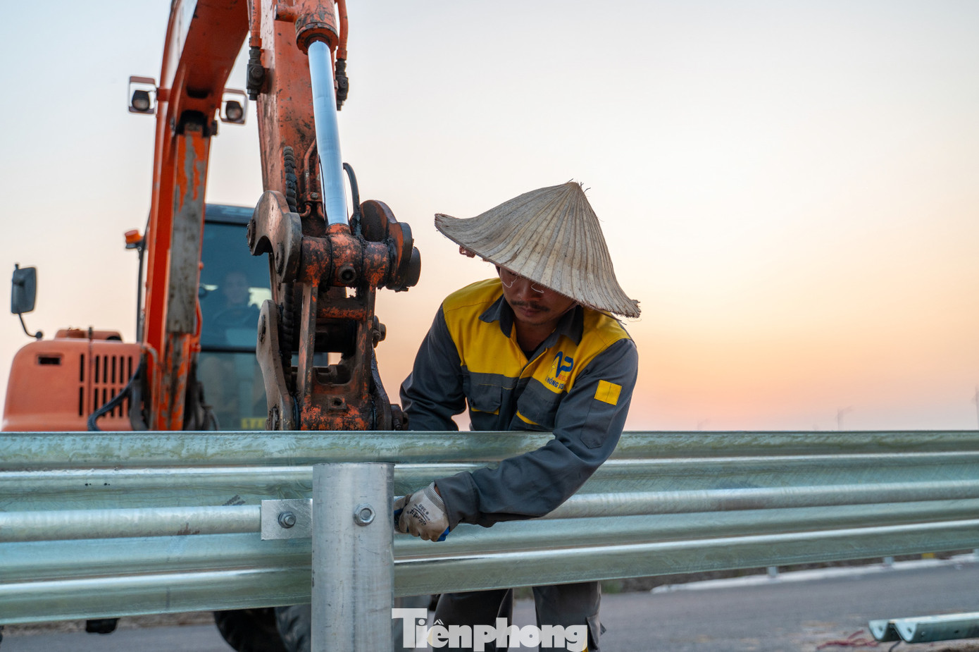 Ghi nhận của báo Tiền Phong, dự án đang trong giai đoạn cuối cùng như trải thảm, lắp hộ lan và các thiết bị chiếu sáng.