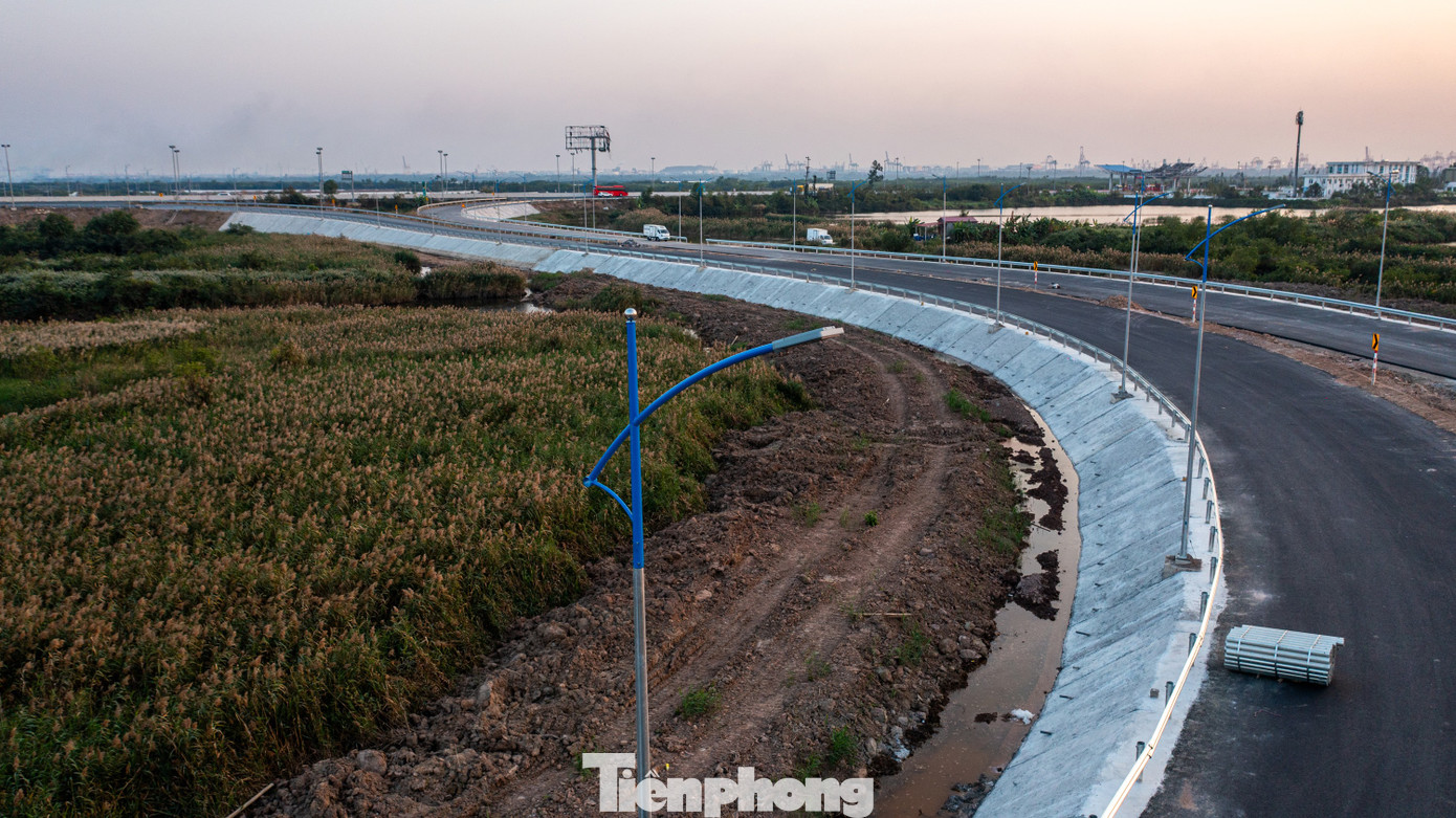 Hiện tại nút giao đã hoàn thành thảm nhựa được 5,8 km, đã hoàn thiện phần điện chiếu sáng đạt trên 80%. Các nhà thầu phấn đấu đến 30/12/2024 sẽ hoàn thiện và bàn giao tuyến đường đi vào sử dụng.