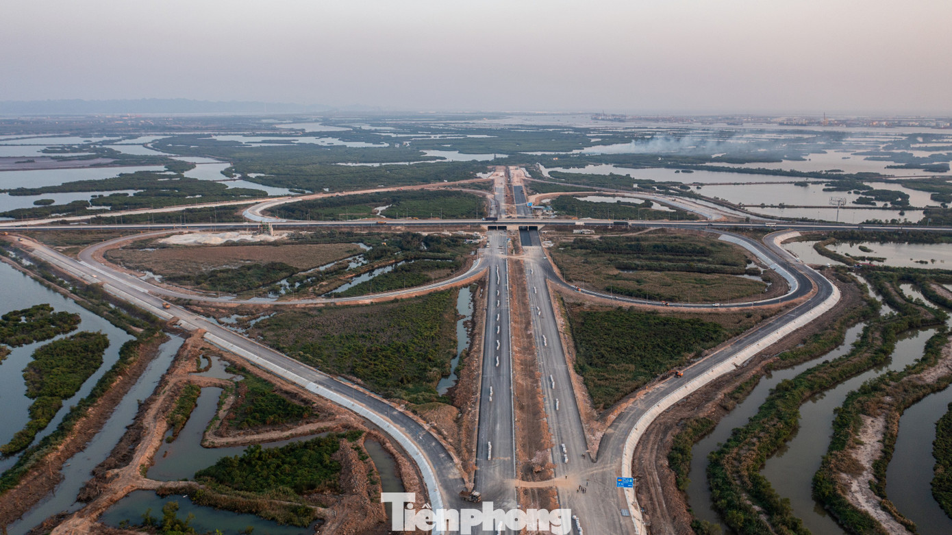 Dự án xây dựng hoàn chỉnh nút giao Đầm Nhà Mạc nối đường cao tốc Hạ Long - Hải Phòng- Hà Nội với tuyến đường ven sông chạy qua khu vực phía Tây của tỉnh được UBND tỉnh Quảng Ninh phê duyệt tại Quyết định số 4643/QĐ-UBND với tổng mức đầu tư 760,680 tỷ đồng bằng nguồn ngân sách của tỉnh.