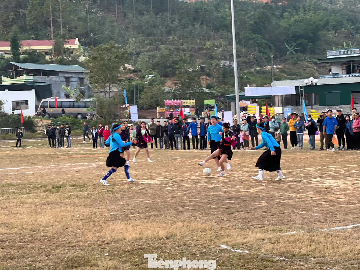 Với tinh thần giao hữu, học hỏi, hai đội bóng đã thu hút lượng lớn khán giả theo dõi. Bóng đá nữ là một trong những nét đặc sắc của đồng bào các dân tộc của Quảng Ninh tại các huyện Bình Liêu, Tiên Yên, Hải Hà và TP Móng Cái.
