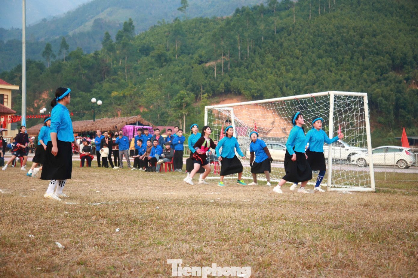 Với tinh thần giao hữu, học hỏi, hai đội bóng đã thu hút lượng lớn khán giả theo dõi. Bóng đá nữ là một trong những nét đặc sắc của đồng bào các dân tộc của Quảng Ninh tại các huyện Bình Liêu, Tiên Yên, Hải Hà và TP Móng Cái.